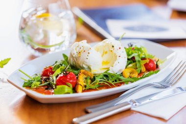restoranda masada haşlanmış yumurta ile lezzetli taze salata yakın çekim görünümü 