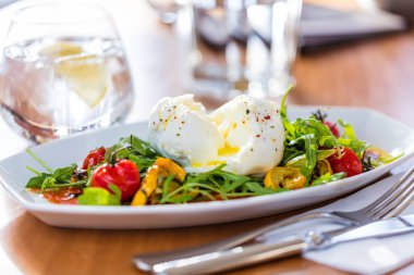 restoranda masada haşlanmış yumurta ile lezzetli taze salata yakın çekim görünümü 