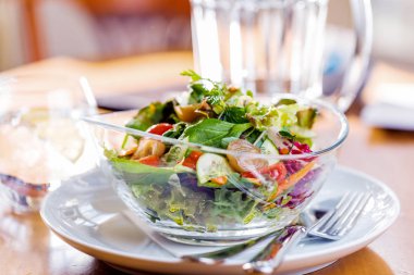 restoranda masada lezzetli taze salata yakın çekim görünümü