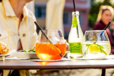 Sis dolu bardaklarda lezzetli kokteyllerin yakın plan görüntüsü, seçici odaklanma. 