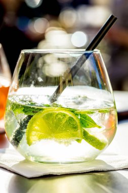 Sis dolu bardaklarda lezzetli kokteyllerin yakın plan görüntüsü, seçici odaklanma. 