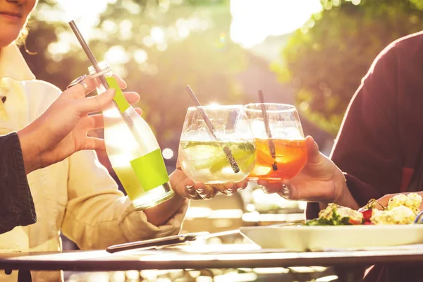 Abgeschnittene Aufnahme Von Menschen Die Freien Gläser Klirren Und Kalte — Stockfoto