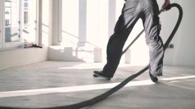parke hizalama işlemi sırasında erkek işçinin kırpılmış çekim   