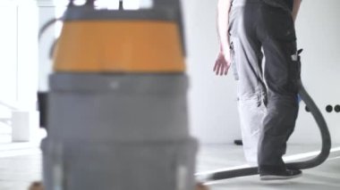 parke hizalama işlemi sırasında erkek işçinin kırpılmış çekim  