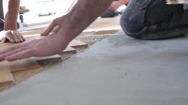 Ev tadilatı sırasında meşe parke döşeme işçileri 