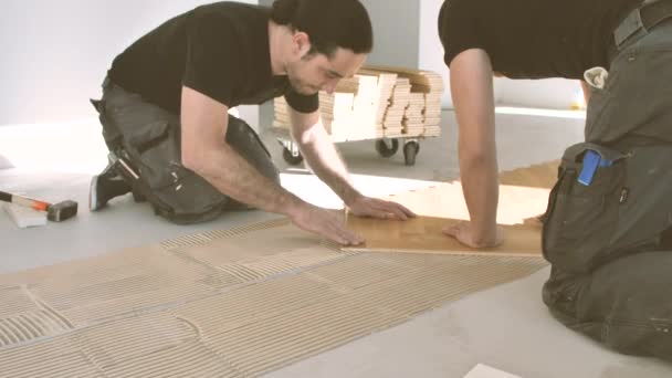 Trabajadores Instalando Suelo Parquet Roble Durante Mejora Del Hogar — Vídeo de stock