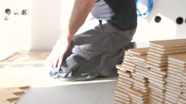parke hizalama işlemi sırasında erkek işçinin kırpılmış çekim 
