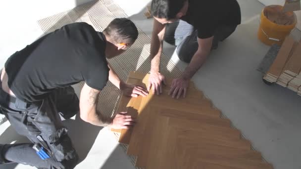 Werknemers Installeren Eiken Parketvloer Tijdens Woningverbetering — Stockvideo
