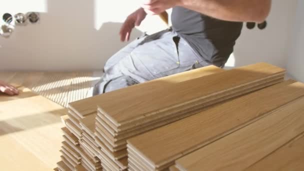 Trabajadores Instalando Suelo Parquet Roble Durante Mejora Del Hogar — Vídeos de Stock