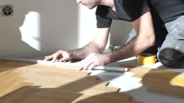 Workers Installing Oak Parquet Floor Home Improvement — Stock Video