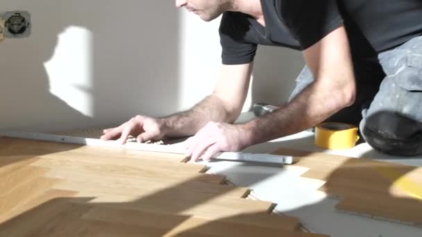 Trabajadores Instalando Suelo Parquet Roble Durante Mejora Del Hogar — Vídeos de Stock