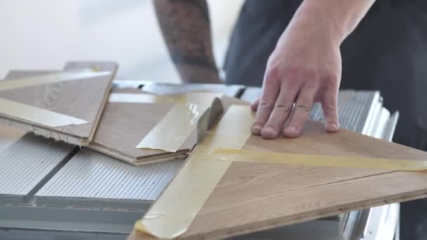 Tiro Recortado Del Trabajador Masculino Durante Proceso Alineación Del Parquet — Vídeos de Stock