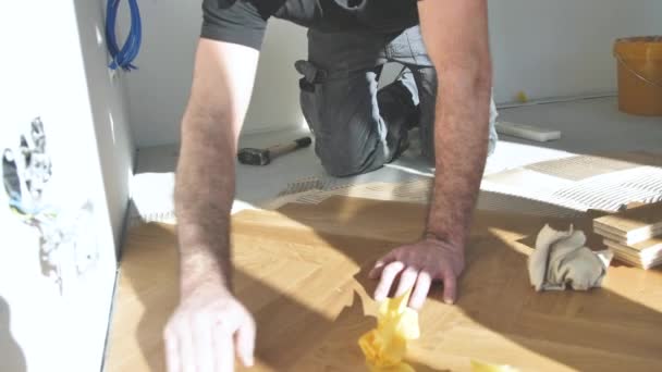 Tiro Recortado Los Trabajadores Masculinos Durante Proceso Alineación Del Parquet — Vídeo de stock