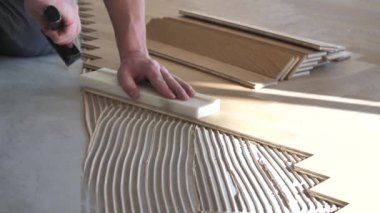 parke hizalama işlemi sırasında erkek işçinin kırpılmış çekim 