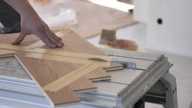 parke hizalama işlemi sırasında erkek işçinin kırpılmış çekim 