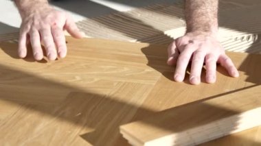 parke hizalama işlemi sırasında erkek işçinin kırpılmış çekim 