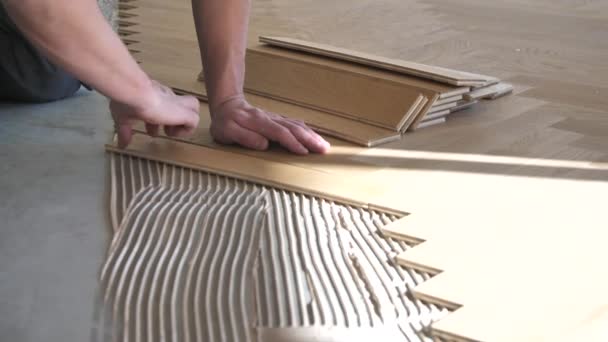 寄木細工のアライメントの過程で男性労働者のトリミングショット — ストック動画