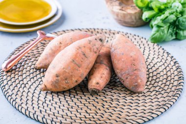 taze sağlıklı yacon veya Perulu zemin elma ve fesleğen yaprakları rustik masa tatlı, patates, tatlı patates