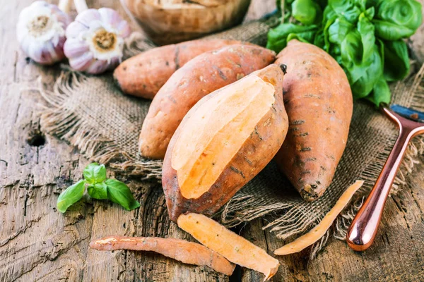 Yate Fresco Manzana Molida Peruana Ajo Hojas Albahaca Sobre Mesa — Foto de Stock