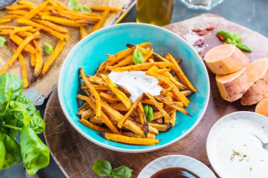 sağlıklı pişmiş tatlı patates, sos ve fesleğen ile kase yakından görmek yaprakları