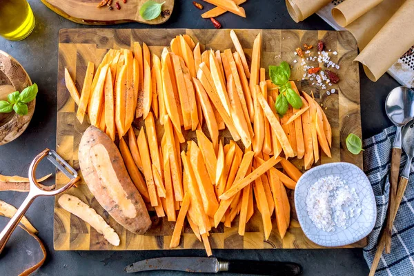 Vista Superior Las Sabrosas Batatas Rodajas Con Hojas Sal Pimienta —  Fotos de Stock