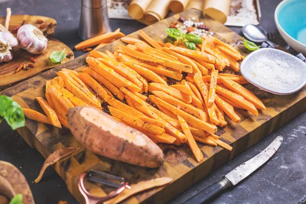 Vista Cerca Batatas Sal Ajo Hojas Albahaca Mesa —  Fotos de Stock