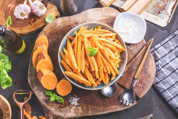 Bovenaanzicht Van Kom Met Heerlijke Zoete Aardappelen Gesneden Tabel Knoflook — Stockfoto