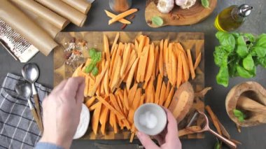 tatlı patates ahşap masa, üstten görünüm dilimlenmiş atış Tuzlama adamın kırpılmış 