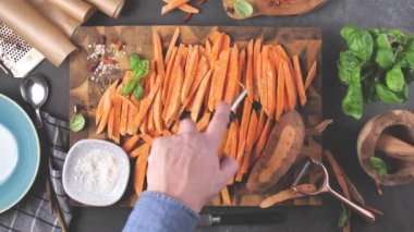 atış için dilimlenmiş tatlı patates ahşap tahta üzerinde yağı ekleyerek adam kırpılmış, görünümü top 