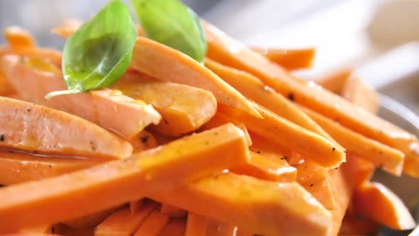 Vergrote Weergave Van Heerlijke Gesneden Zoete Aardappelen Met Basilicum Bladeren — Stockvideo