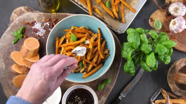 Tiro Cortado Homem Adicionando Molho Para Batatas Doces Cozidas Forno — Vídeo de Stock