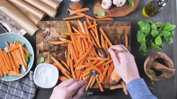 Bijgesneden Schot Van Mens Koken Van Heerlijke Zoete Aardappelen Bovenaanzicht — Stockvideo