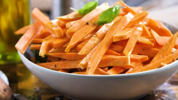 Batatas Asadas Papas Fritas Con Hierbas Primer Plano Sobre Mesa — Vídeos de Stock