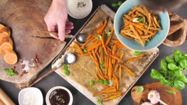 Kısmi üstten görünüm lezzetli koyarak adam tatlı patates fırın tepsisindeki kasenin içine pişmiş. 