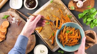 lezzetli tatlı patates--dan tepsi kasenin içine pişirme pişmiş atış koyarak adamın kırpılmış 