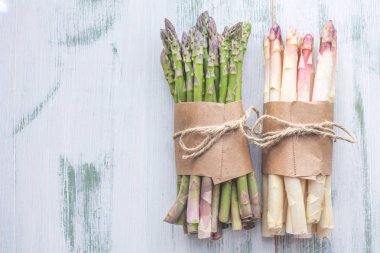 yeşil ve beyaz kuşkonmaz gri yüzeyi üst demet 