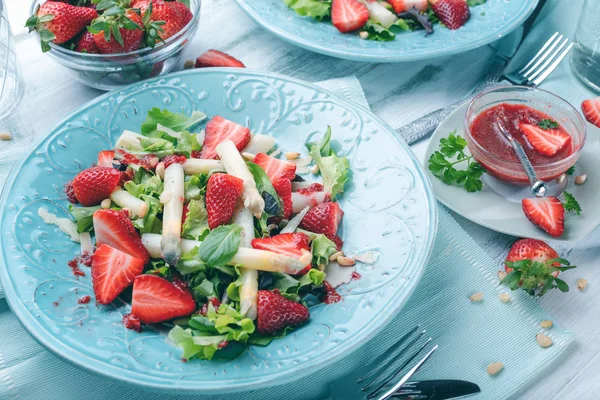 Nahaufnahme Von Frischem Gesunden Salat Mit Erdbeeren Und Spargel Auf — Stockfoto