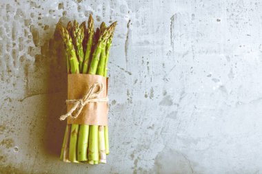 gri arka plan üzerinde bağlı Demet taze yeşil kuşkonmaz Üstten Görünüm