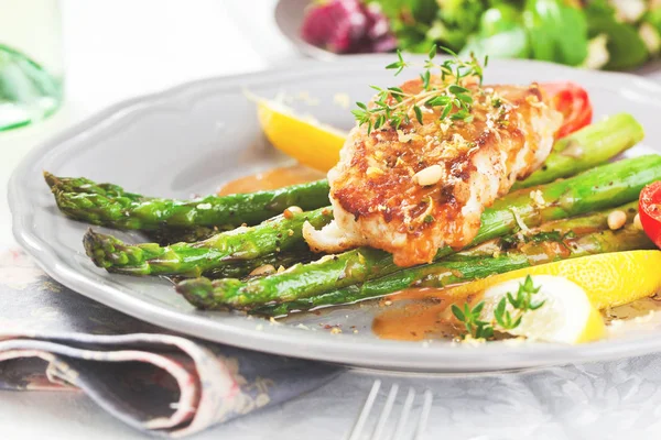 lezzetli kızarmış som balığı ve kuşkonmaz yakından görmek plaka üzerinde