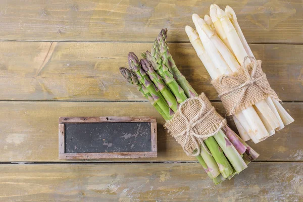 Top View Bunches White Green Asparagus Blank Board Wooden Table — Stock Photo, Image