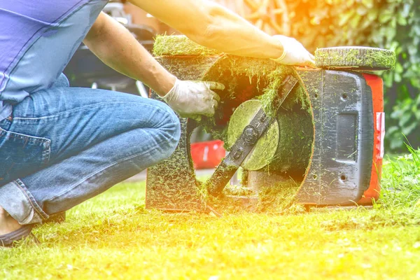 Gedeeltelijke Weergave Van Man Maaien Van Gras Tuin Zomer — Stockfoto