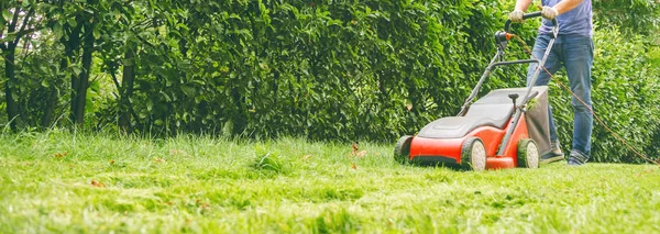 Tiro Cortado Homem Cortando Grama Verde Jardim Verão — Fotografia de Stock