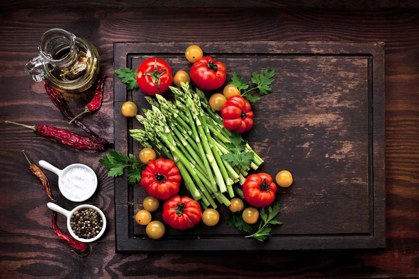 Draufsicht Auf Frisches Bio Gemüse Bord Und Pfefferkörner Auf Holztisch — Stockfoto