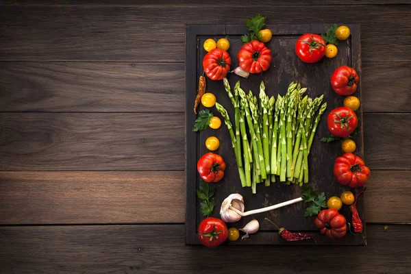 Draufsicht Auf Frisches Reifes Gemüse Bord Auf Holzgrund — Stockfoto