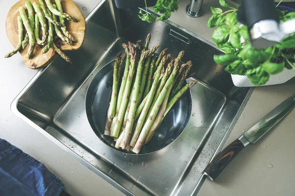 Friss Érett Egészséges Spárga Szűrőedény Mosogató — Stock Fotó