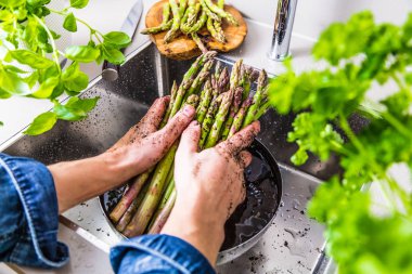 adam olgun taze kuşkonmaz mutfak lavaboda yıkama kadeh kırpılmış