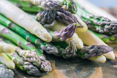 taze sağlıklı organik kuşkonmaz masada görmek 