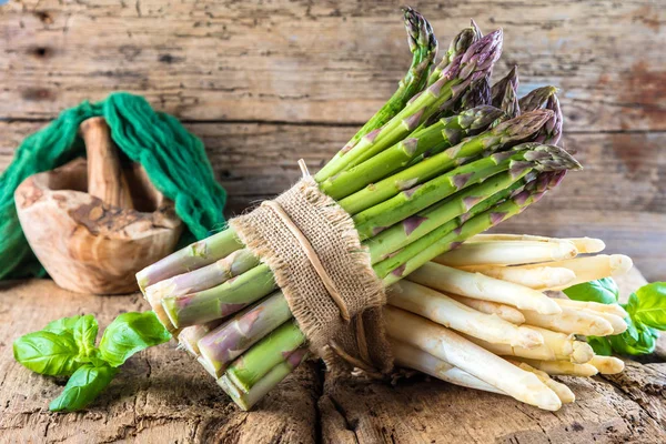 Gebonden Trossen Van Organische Asperges Verse Basilicum Bladeren Houten Oppervlak — Stockfoto