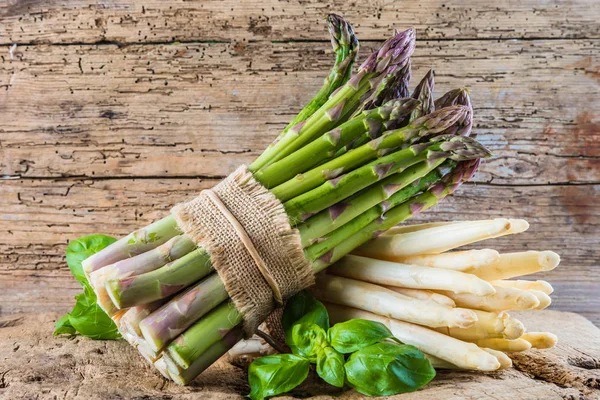 Gebonden Trossen Van Groene Witte Asperges Verse Basilicum Bladeren Houten — Stockfoto