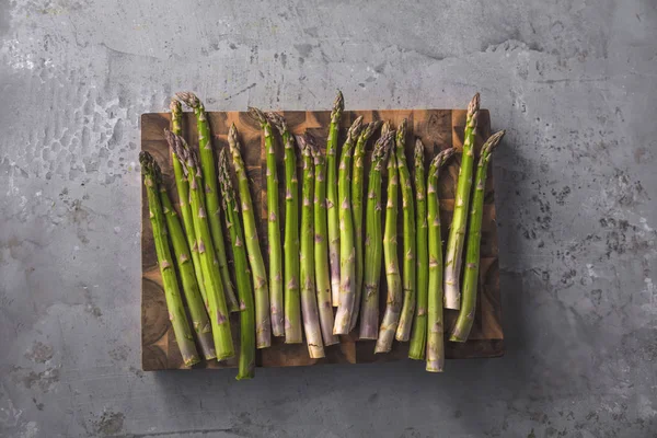 Vue Dessus Des Asperges Fraîches Saines Bord Sur Surface Grise — Photo